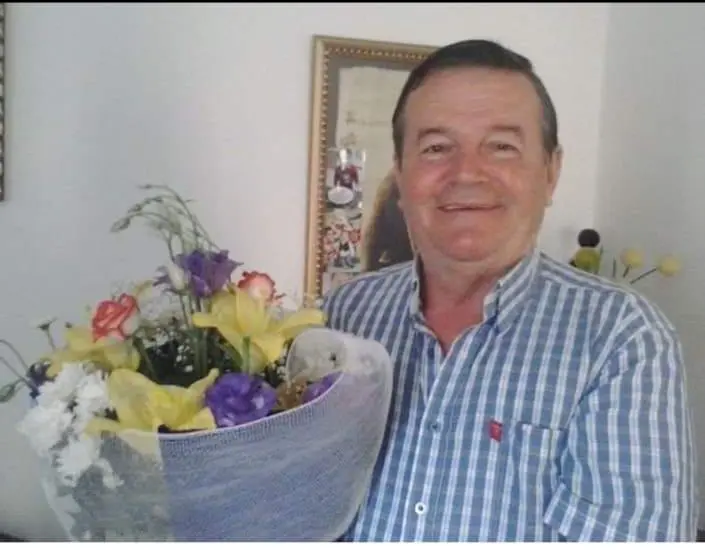 ‘Ti na bëje për të qeshur/ Dikuherë qeshnim me lot/ Sot për ty o yll i fikur/ Lotët vijnë nga dhimbje fortë’