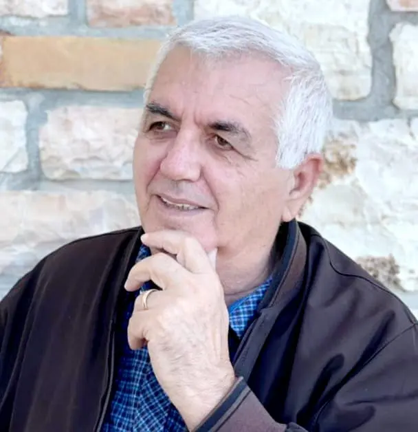 ‘O vendi im,Që s’bëre gjumë,Të shkoi jeta,Në dallgë e shkumë./ Më shumë parti,Se ç’ka Europa, Ndarë e përçarë’/ Nga Sejmen Gjokoli