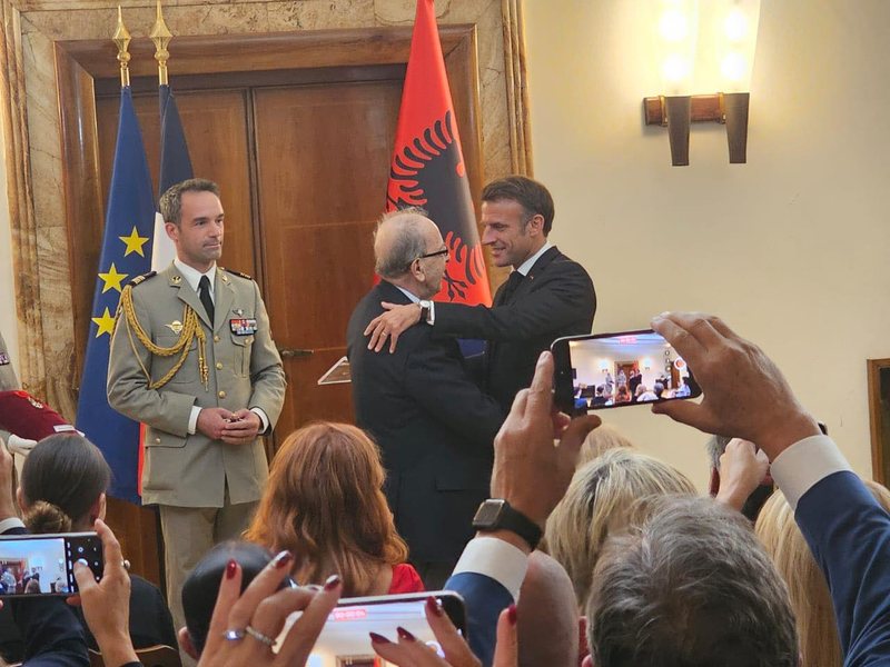 Ismail Kadare nderohet nga presidenti francez me titullin ‘Oficer i Madh i Legjionit të Nderit’