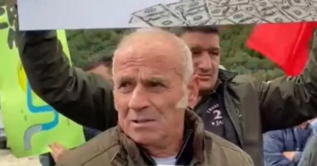 Banorët e lumit të Vlorës bllokojnë rrugën nacionale: Larg duart nga lumi Shushica